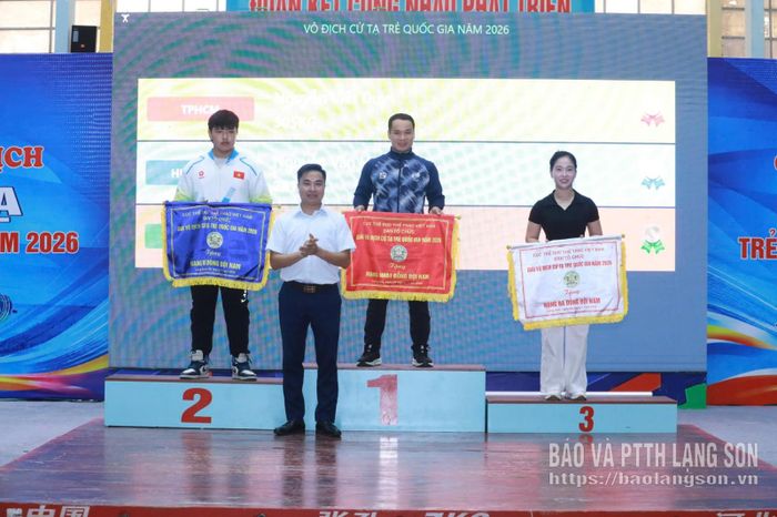 Đại diện Ban Tổ chức trao giải Nhất, Nhì, Ba cho các đoàn xuất sắc nhất đồng đội nam
