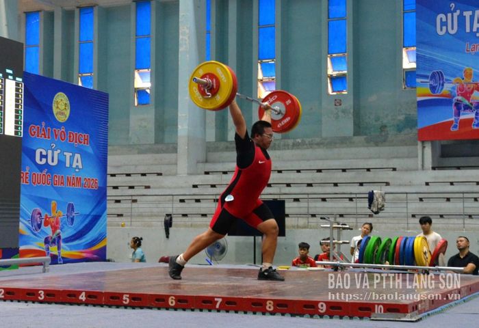 Phần thi của vận động viên ở hạng cân trên 110 kg nam