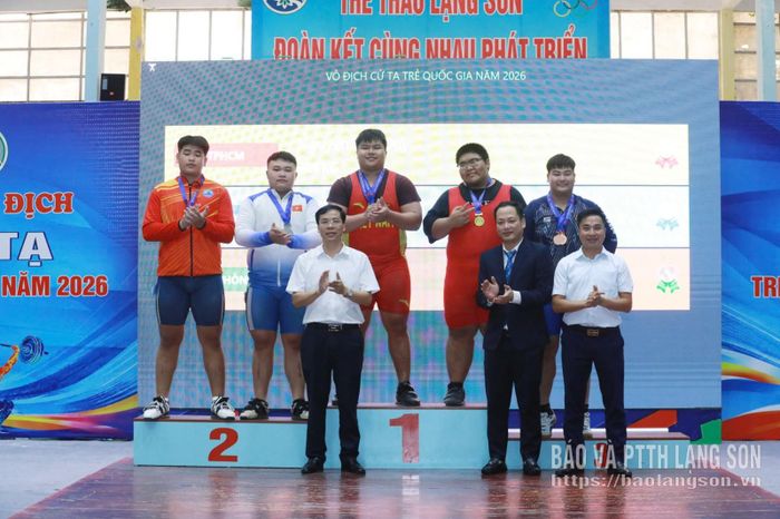 Ban Tổ chức trao giải cho các vận động viên xuất sắc nhất hạng cân 110 kg nam