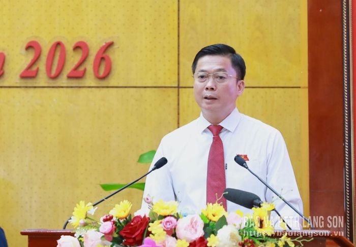 Đồng chí Đinh Hữu Học, Ủy viên Ban Thường vụ Tỉnh ủy, Phó Chủ tịch Thường trực UBND tỉnh trả lời chất vấn của đại biểu HĐND tỉnh
