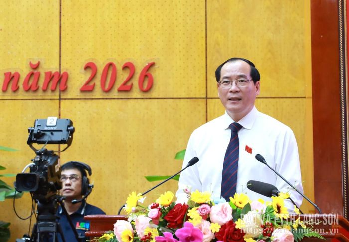 Đồng chí Dương Xuân Huyên, Ủy viên Ban Thường vụ Tỉnh ủy, Phó Chủ tịch Thường trực HĐND tỉnh điều hành thảo luận tại kỳ họp