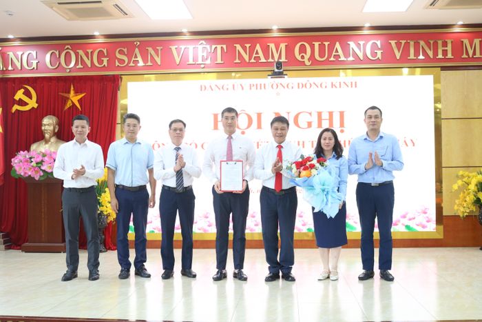 Đồng chí Phó Bí thư Thường trực Đảng ủy phường trao quyết định chuẩn y chức vụ Phó Bí thư Đảng ủy Ngân hàng TMCP Công thương Việt Nam Chi nhánh Lạng Sơn, nhiệm kỳ 2025 - 2030 cho đồng chí Nguyễn Khắc Long