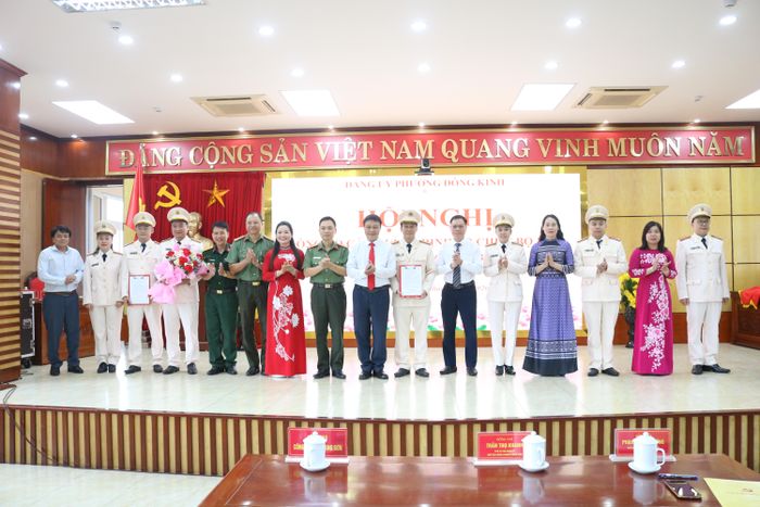 Các đại biểu phường và đại biểu Công an tỉnh tặng hoa chúc mừng Ban Chấp hành Đảng bộ Công an phường Đông Kinh nhiệm kỳ 2025 - 2030