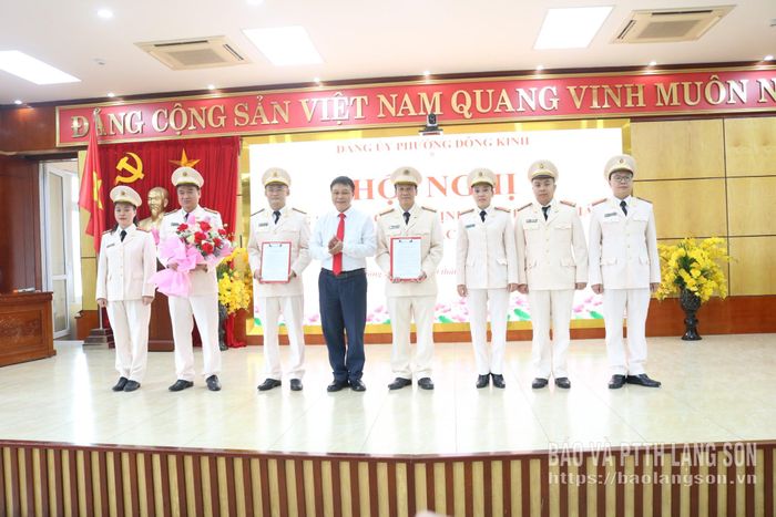 Đồng chí Phó Bí thư Thường trực Đảng ủy phường Đông Kinh trao quyết định thành lập Đảng bô Công an phường cho đồng chí Bí thư Đảng ủy Công an phường