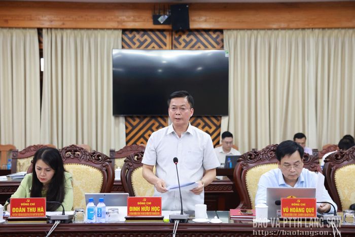 Đồng chí Đinh Hữu Học, Ủy viên Ban Thường vụ Tỉnh ủy, Phó Chủ tịch Thường trực UBND tỉnh báo cáo kết quả tháo gỡ khó khăn, vướng mắc các dự án tồn đọng