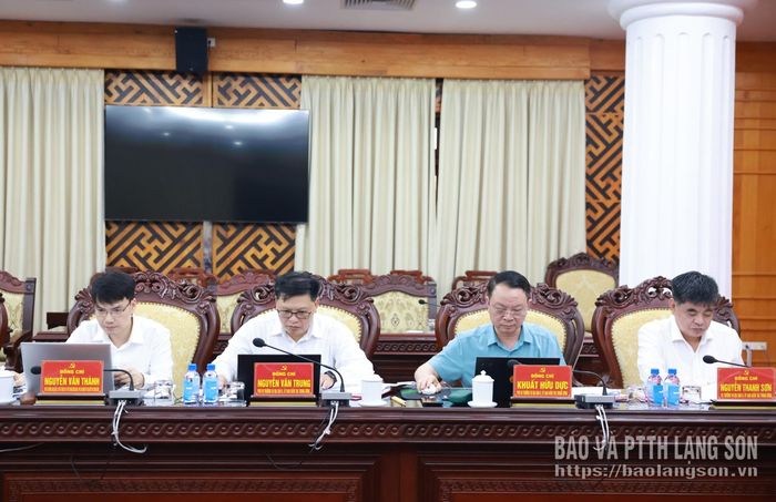 Thành viên đoàn giám sát tham gia buổi làm việc