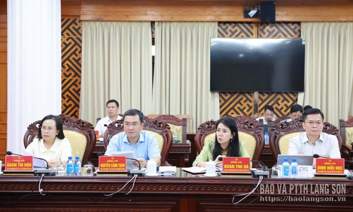 Các đồng chí lãnh đạo tỉnh tham gia buổi làm việc
