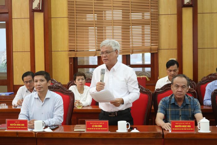 Thành viên Đoàn công tác phát biểu tại buổi làm việc