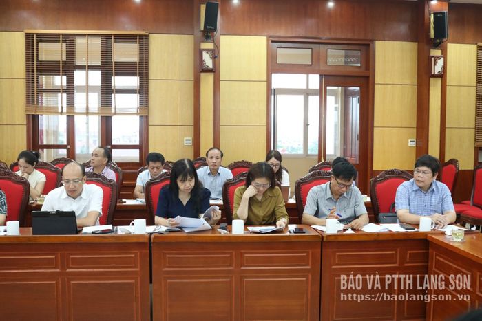 Các thành viên Đoàn công tác nghiên cứu báo cáo