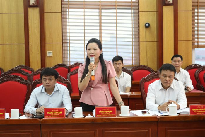 Đồng chí Trưởng Ban Xây dựng Đảng Đảng ủy phường trao đổi một số nội dung về công tác cán bộ tại phương