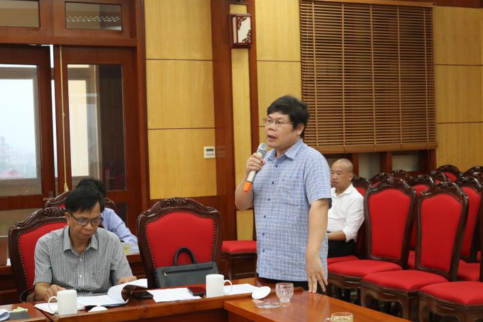Thành viên đoàn công tác trao đổi một số nội dung liên quan đến công tác quân sự, quốc phòng tại địa phương