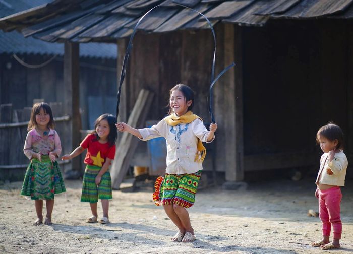 Nụ cười hồn nhiên của trẻ em xã Hạnh Phúc. Ảnh: Tuấn Vũ