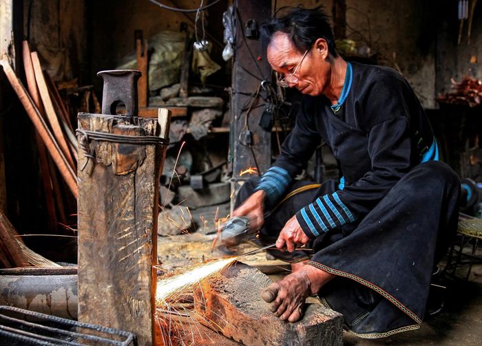 Nghề rèn truyền thống của người Mông. Ảnh: Tuấn Vũ