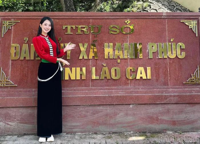 Nhiều du khách, đặc biệt là các bạn trẻ, đến trụ sở Đảng ủy xã Hạnh Phúc để lưu lại những bức ảnh kỷ niệm với tên gọi ý nghĩa của địa phương.