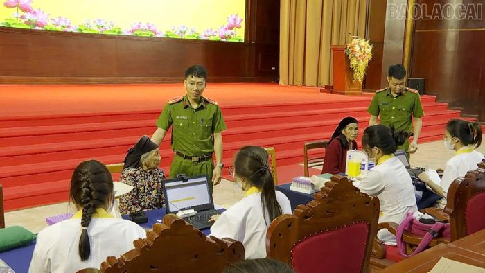 Công an tỉnh Lào Cai phối hợp với chính quyền địa phương rà soát, đối khớp thông tin thân nhân liệt sĩ, chuẩn bị cho đợt thu nhận mẫu sinh phẩm ADN.