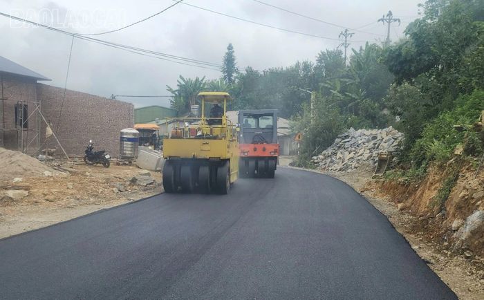 Những đoạn có mặt bằng sạch, chủ đầu tư đã yêu cầu nhà thầu đẩy nhanh tiến độ, thảm bê tông nhựa để việc đi lại của người dân được thuận lợi.