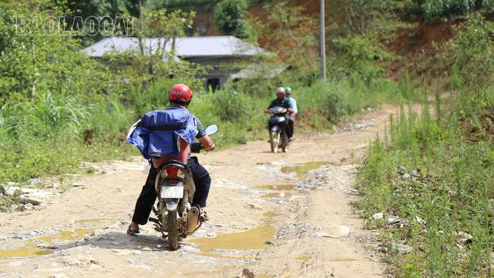 Vướng mắc trong giải phóng mặt bằng khiến dự án chưa thể hoàn thiện, dẫn đến việc đi lại của người dân gặp khó khăn..