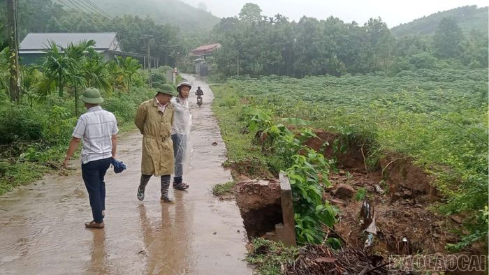 Nhiều cửa cống thoát nước trên các trục đường giao thông bị xói lở.