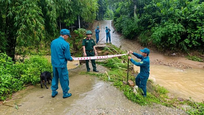 Lực lượng tại chỗ căng dây cảnh báo nguy hiểm không cho người và phương tiện đi qua khu vực sạt lở.
