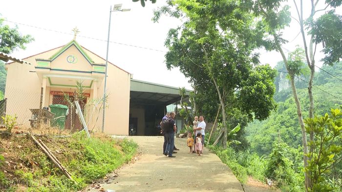 Những căn nhà nằm dưới chân đồi - nơi người dân vẫn sinh sống dù khu vực đã được cảnh báo nguy cơ sạt lở.