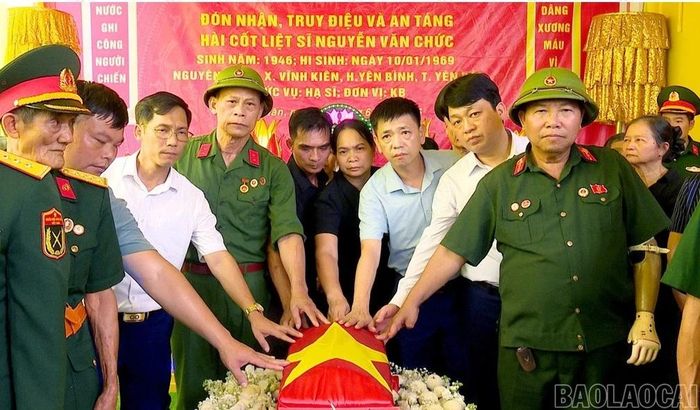 Hội Hỗ trợ gia đình liệt sĩ tỉnh Lào Cai phối hợp với Đảng ủy, UBND, Ủy ban MTTQ xã Cảm Nhân và thân nhân gia đình liệt sĩ tổ chức lễ tiếp nhận, bàn giao hài cốt liệt sĩ. Ảnh: Văn Toàn