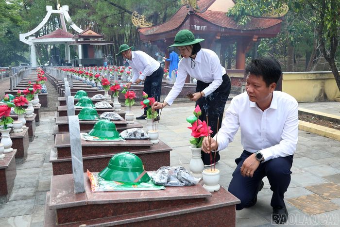 Đoàn công tác của tỉnh Lào Cai dâng hương, dâng hoa tại các phần mộ liệt sĩ của tỉnh Lào Cai tại Nghĩa trang Liệt sĩ Quốc gia Trường Sơn.