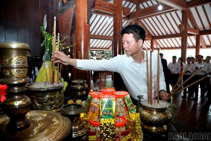 Đoàn công tác của tỉnh Lào Cai thỉnh chuông và dâng hương, dâng hoa tại Nghĩa trang Liệt sĩ Quốc gia Trường Sơn.