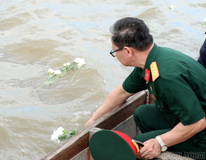 Đoàn công tác của tỉnh Lào Cai dâng hương tại Quần thể Di tích quốc gia đặc biệt Thành cổ Quảng Trị và thực hiện nghi thức thả hoa trên dòng sông Thạch Hãn.