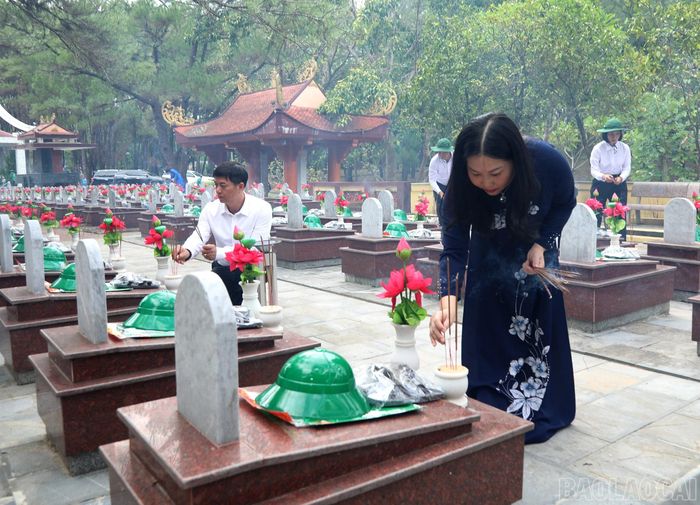 Đoàn công tác tỉnh Lào Cai dâng hương, dâng hoa tại các phần mộ liệt sĩ của tỉnh Lào Cai tại Nghĩa trang Liệt sĩ Quốc gia Trường Sơn.