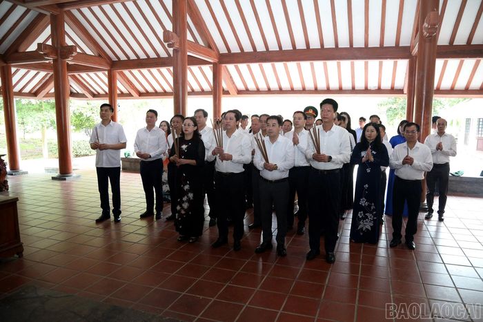 Đoàn công tác của tỉnh Lào Cai dâng hương tại Nghĩa trang Liệt sĩ Quốc gia Trường Sơn.
