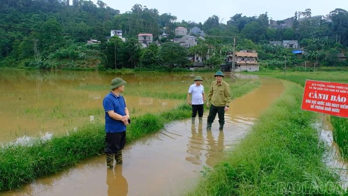 Lãnh đạo xã kiểm tra hiện trường, chỉ đạo công tác ứng phó và khắc phục hậu quả mưa lũ.