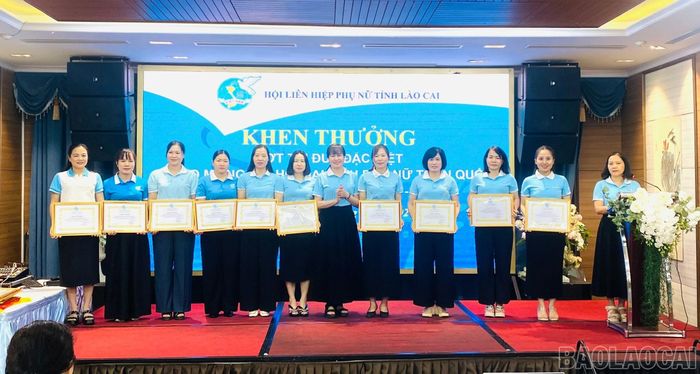 Hội Liên hiệp Phụ nữ tỉnh tặng Bằng khen cho các tập thể, cá nhân có thành tích xuất sắc.