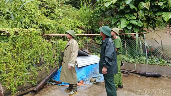 Đồng chí Triệu Tòn Triệu - Bí thư Đảng ủy, Chủ tịch HĐND xã Mỏ Vàng kiểm tra, tuyên truyền, nhắc nhở các hộ dân nằm trong khu vực có nguy cơ chủ động ứng phó thiên tai.