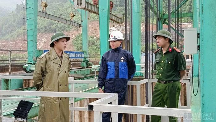 Đồng chí Triệu Tòn Triệu - Bí thư Đảng ủy, Chủ tịch HĐND xã Mỏ Vàng kiểm tra việc xả lũ tại Thủy điện Thác Cá 1.