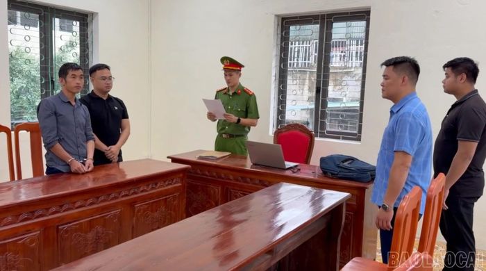 Cơ quan Cảnh sát điều tra Công an tỉnh Lào Cai thi hành Quyết định khởi tố bị can và Lệnh bắt bị can để tạm giam đối với Giàng A Phà để điều tra về hành vi hủy hoại rừng.