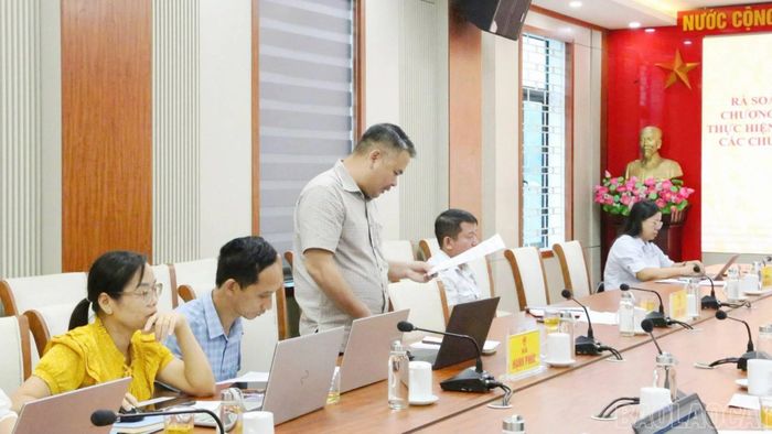 Lãnh đạo xã Hạnh Phúc phát biểu tại hội nghị.