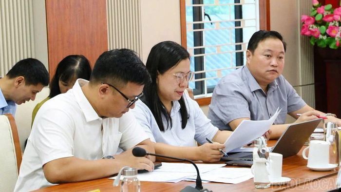 Lãnh đạo các phường dự buổi làm việc.