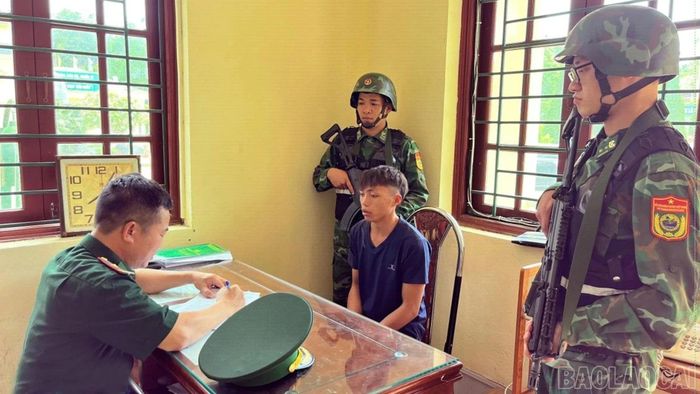 Cán bộ, chiến sĩ biên phòng đấu tranh với đối tượng trong đường dây đưa người xuất cảnh trái phép qua biên giới.