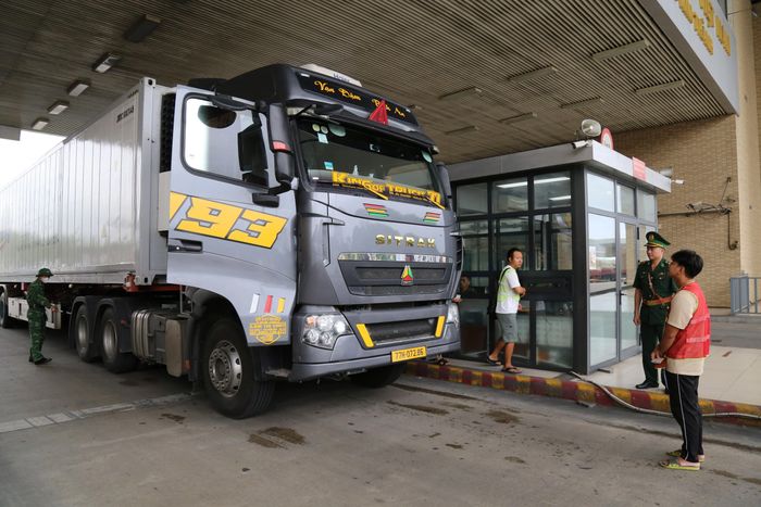 Bộ đội biên phòng thực hiện kiểm tra, kiểm soát, tạo điều kiện thuận lợi cho hoạt động xuất nhập khẩu hàng hóa qua Cửa khẩu quốc tế đường bộ số II Kim Thành.