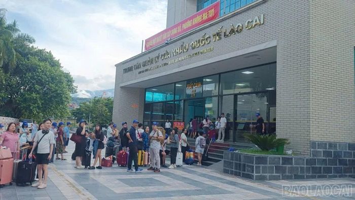 Hoạt động xuất nhập cảnh tại Cửa khẩu quốc tế Lào Cai được duy trì thuận lợi, đáp ứng nhu cầu giao lưu, hợp tác và phát triển kinh tế - xã hội khu vực biên giới.