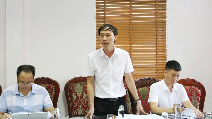 Lãnh đạo HĐND phường và lãnh đạo Trung tâm Dịch vụ tổng hợp phường Nghĩa Lộ phát biểu tại buổi làm việc.