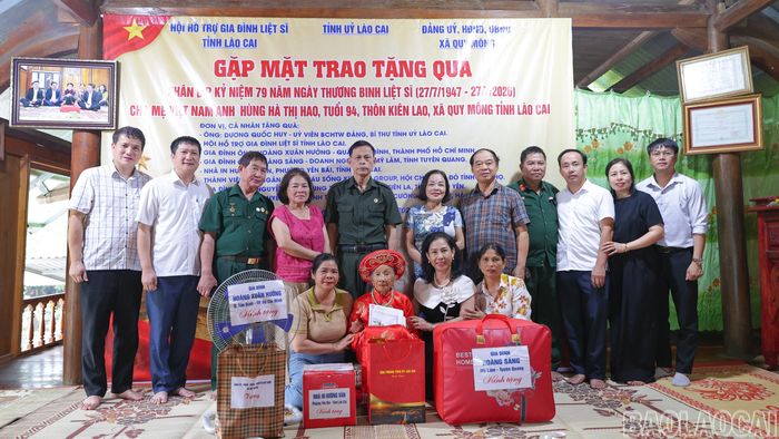 Đại diện Hội Hỗ trợ gia đình liệt sĩ tỉnh Lào Cai và các các tổ chức, cá nhân tặng quà Mẹ Việt Nam anh hùng Hà Thị Hao.