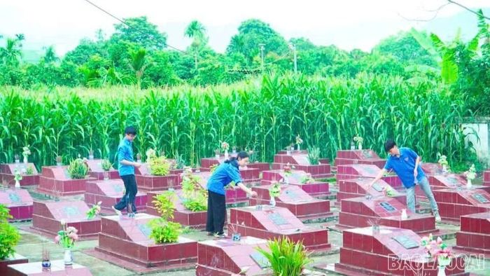 Thành kính dâng hương, tri ân các anh hùng liệt sĩ.