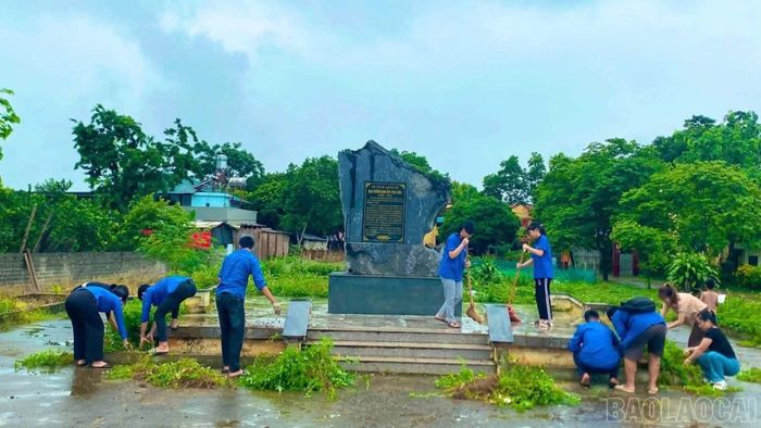 Đoàn viên, thanh niên vệ sinh, chỉnh trang di tích lịch sử Khu ủy Tây Bắc.
