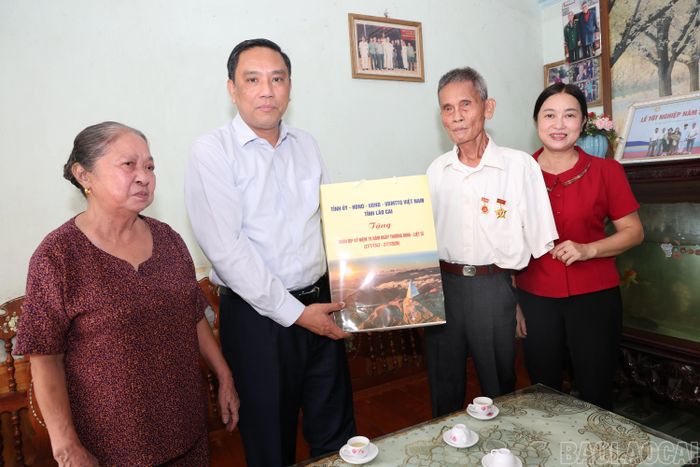 Đồng chí Phó Bí thư Thường trực Tỉnh ủy Hoàng Giang thăm, tặng quà gia đình thương binh hạng 1/4 Đỗ Văn Cầu.