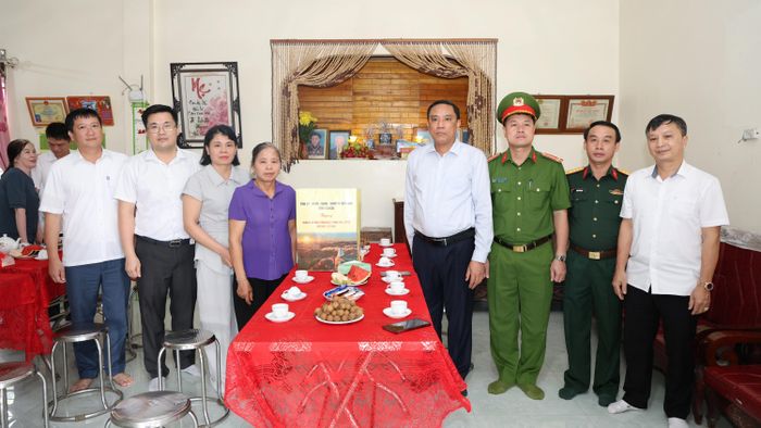 Đoàn đến thăm, tặng quà gia đình bà Trương Thị Chí, vợ liệt sĩ Phạm Văn Tặng.