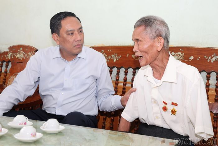 Phó Bí thư Thường trực Tỉnh ủy Hoàng Giang ân cần thăm hỏi sức khỏe, đời sống của các đối tượng chính sách.