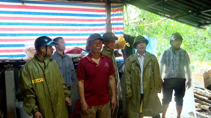Chính quyền địa phương kịp thời có mặt để chỉ đạo phương án khắc phục hậu quả thiên tai.