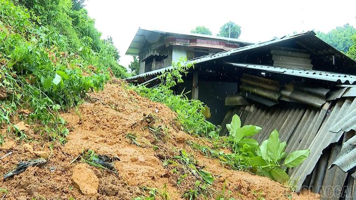 Taluy phía sau nhà ông Nguyễn Văn Tiên, thôn Hồng Văn, xã Thác Bà bị sạt lở sau mưa lớn.