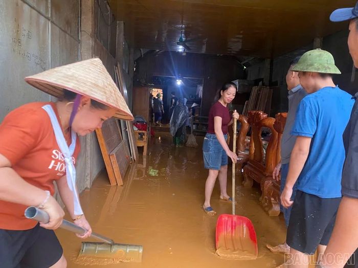 Người dân khắc phục hậu quả sau thiên tai.